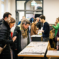 Interessierte Besucherinnen und Besucher bei einem Schmuckstand auf dem Kunstmarkt 