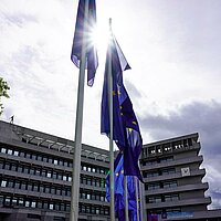 EU-Beflaggung vor dem Rathaus