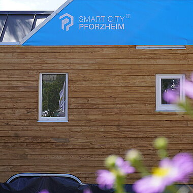 Das Tiny House mit Logo von Smart City