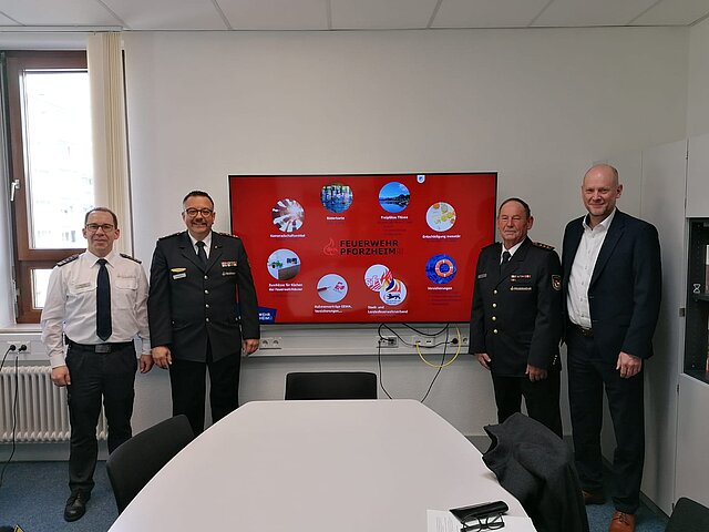 v.l.: Feuerwehrkommandant Sebastian Fischer, Ehrenamtlicher stellvertretender Kommandant Thomas Kreutel, Vorsitzender des Stadtfeuerwehrverbands Pforzheim e. V. Hubert Wollmer und Erster Bürgermeister Dirk Büscher.