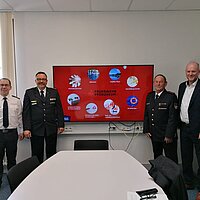 v.l.: Feuerwehrkommandant Sebastian Fischer, Ehrenamtlicher stellvertretender Kommandant Thomas Kreutel, Vorsitzender des Stadtfeuerwehrverbands Pforzheim e. V. Hubert Wollmer und Erster Bürgermeister Dirk Büscher.