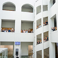 Das Bild zeigt alle Mitarbeiterinnen und Mitarbeiter des Bürgercentrums, die im Treppenhaus des Bürgercentrums stehen.