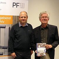 Autor und Referent Dr. Christoph Timm (rechts) mit Obermeister der Löblichen Singergesellschaft von 1501 Pforzheim Dr. Christoph Mährlein und Archivleiterin Dr. Klara Deecke für die Veranstalter (Foto: Stadt Pforzheim, Schmidt)