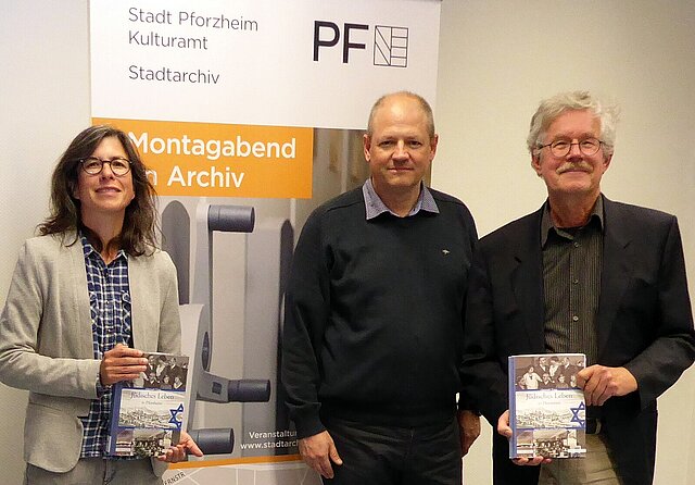 Autor und Referent Dr. Christoph Timm (rechts) mit Obermeister der Löblichen Singergesellschaft von 1501 Pforzheim Dr. Christoph Mährlein und Archivleiterin Dr. Klara Deecke für die Veranstalter (Foto: Stadt Pforzheim, Schmidt)