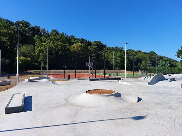 Bild der Skateanlage mit den verschiedenen Hindernissen - copyright:Stadt Pforzheim