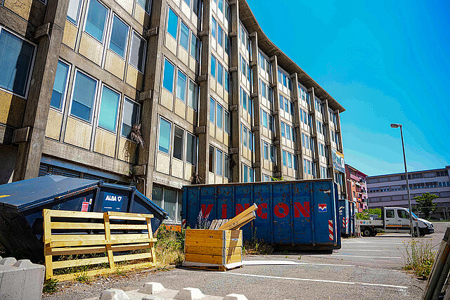 Vor dem alten Technischen Rathaus wurden Container und Baustelleneinrichtungen für die bevorstehenden Entrümpelungs- und Abbrucharbeiten aufgestellt.