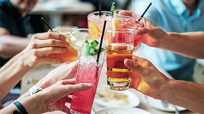 Jugendliche trinken Cocktails