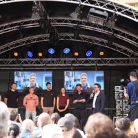 OB Bürgermeister Boch auf der Bühne des Brötzinger Frühlingsfests
