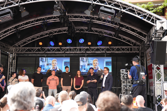 OB Bürgermeister Boch auf der Bühne des Brötzinger Frühlingsfests