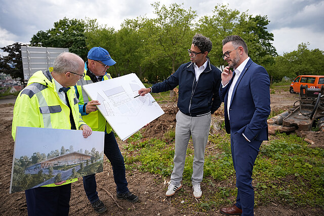 Oberbürgermeister Peter Boch (rechts) informierte sich mit Lutz Schwaigert, Leiter Betriebsbereich Bäderbetriebe vom Eigenbetrieb Pforzheimer Verkehrs- und Bäderbetriebe (EPVB) (links) sowie Georg Busch, Fachbereichsleiter Bäderbetriebe im EPVB (Zweiter von links) und Dimitrios Kogios, Geschäftsführender Gesellschafter bei asp Architekten, über die Baufortschritte im Bad auf dem Wartberg.