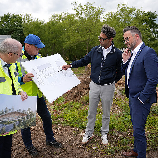 Oberbürgermeister Peter Boch (rechts) informierte sich mit Lutz Schwaigert, Leiter Betriebsbereich Bäderbetriebe vom Eigenbetrieb Pforzheimer Verkehrs- und Bäderbetriebe (EPVB) (links) sowie Georg Busch, Fachbereichsleiter Bäderbetriebe im EPVB (Zweiter von links) und Dimitrios Kogios, Geschäftsführender Gesellschafter bei asp Architekten, über die Baufortschritte im Bad auf dem Wartberg. - Copyright: Ljiljana Berakovic