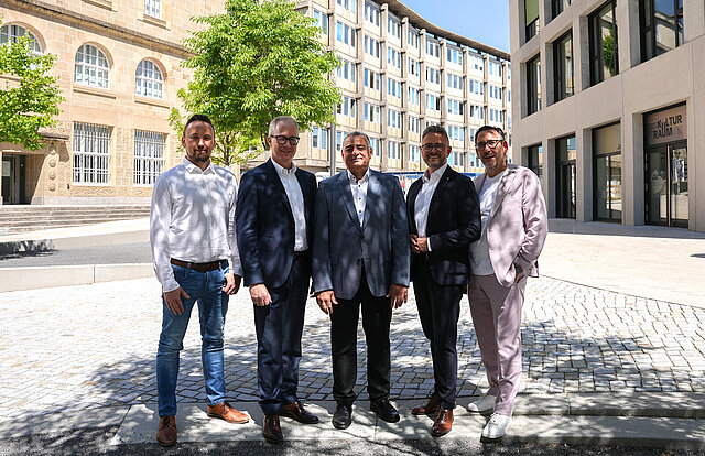 Jakob Sikora, Ten Brinke Bau GmbH & Co. KG, Jürgen Fritz, Niederlassungsleitung Ten Brinke Stuttgart sowie Ihab Mousa, Prokurist Ten Brinke, Oberbürgermeister Peter Boch und Bürgermeister Tobias Volle stehen im Hof des neuen Technischen Rathauses und blicken in die Kamera.