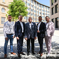 Jakob Sikora, Ten Brinke Bau GmbH & Co. KG, Jürgen Fritz, Niederlassungsleitung Ten Brinke Stuttgart sowie Ihab Mousa, Prokurist Ten Brinke, Oberbürgermeister Peter Boch und Bürgermeister Tobias Volle stehen im Hof des neuen Technischen Rathauses und blicken in die Kamera.
