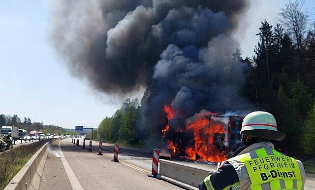 LKW-Brand auf der BAB 8