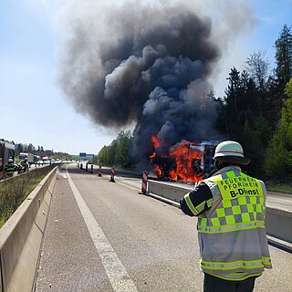 LKW-Brand auf der BAB 8 - copyright:FWPF