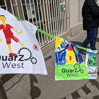 Bunte Wimpel von den Nachbarn des QuarZ West bemalt