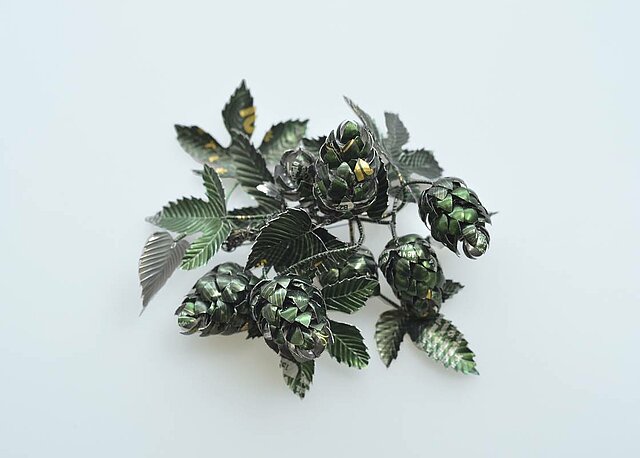 Brosche »Hopfen«, Metall von Bierdosen der slowakischen Marke Zlatý-Bazant, Draht, Juliette Même Bratislava, 2018, Schmuckmuseum Pforzheim, ISSP-Förderankauf »Junge Schmuckkunst im Museum« 2020, Foto Matúš Cepka