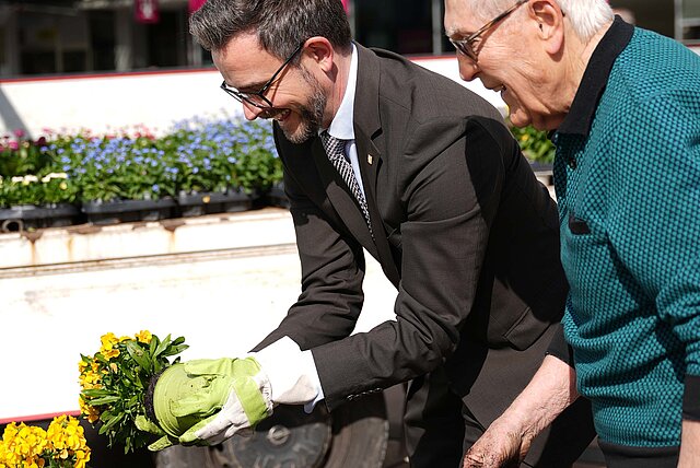 Pflanzaktion auf dem Marktplatz "Jung trifft Alt - Gemeinsam lassen wir die Stadt aufblühen"