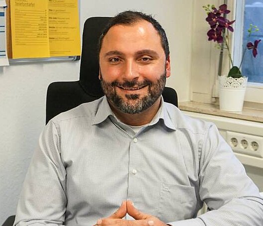 Foto: Herr Zakzak sitzt am Schreibtisch in seinem Büro - copyright:Stadt Pforzheim