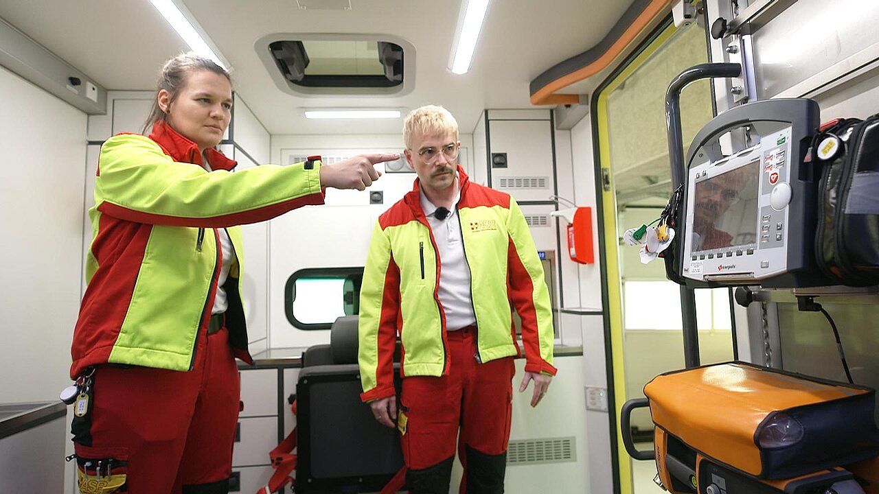 Undercover Boss Cathrin und Timo im Krankenwagen - copyright:RTL