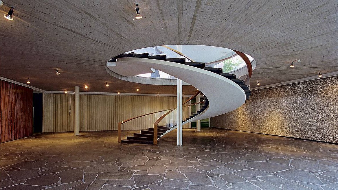 Foyer with spiral staircase, photo Valentin Wormbs - copyright:Schmuckmuseum Pforzheim