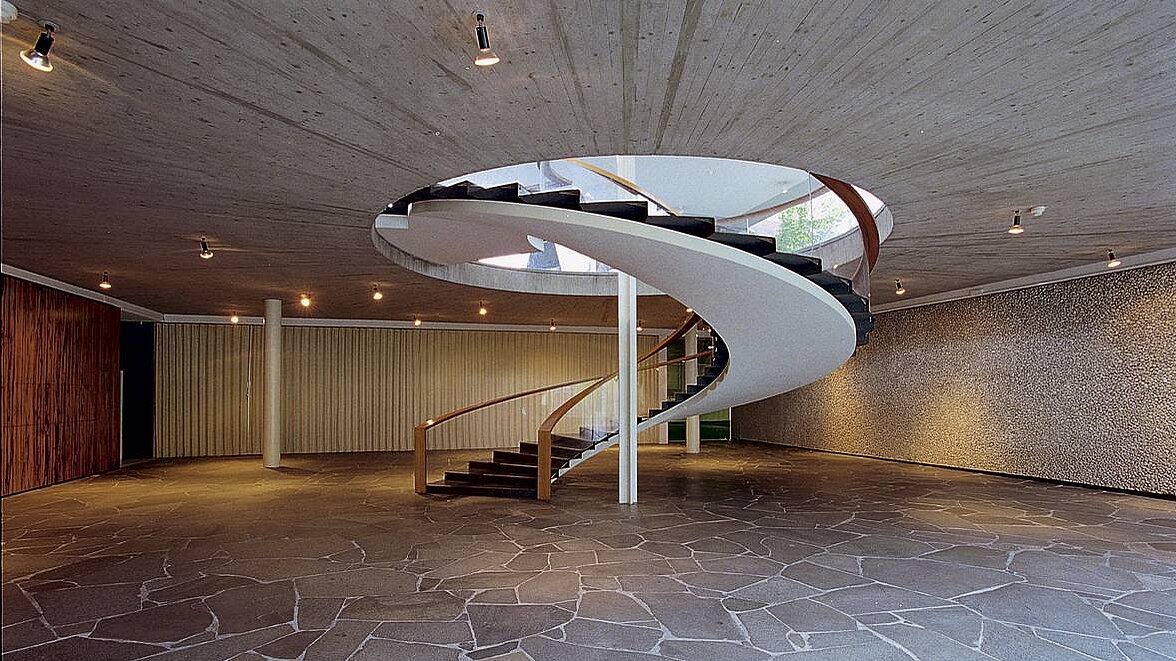 Foyer des Reuchlinhauses mit Wendeltreppe, Foto Valentin Wormbs - copyright:Schmuckmuseum Pforzheim