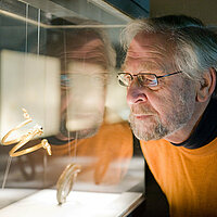 Fritz Falk beim Blick auf den seinerzeit von ihm erworbenen Schlangenarmreif, (c) SMP, Foto Petra Jaschke