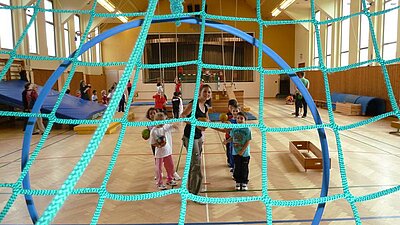 Kinder machen Sport in einer Sporthalle