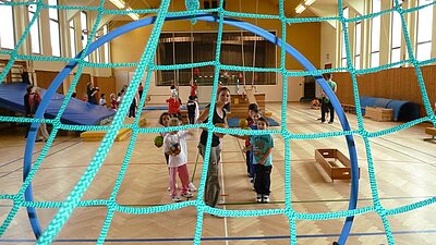 Kinder machen Sport  in einer Sporthalle