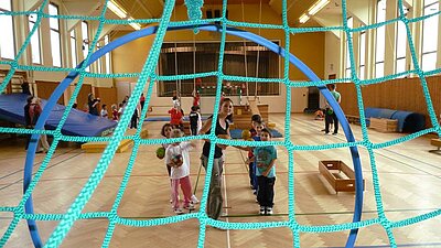 Kinder machen Sport  in einer Sporthalle