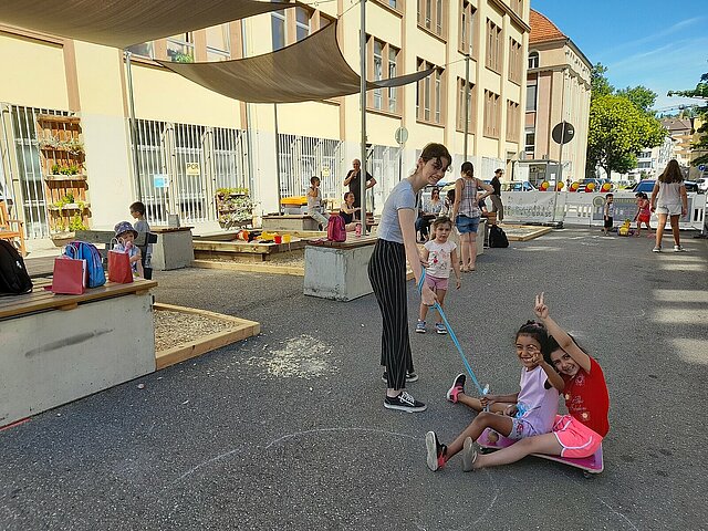 Kinder spielen auf der Spielstraße