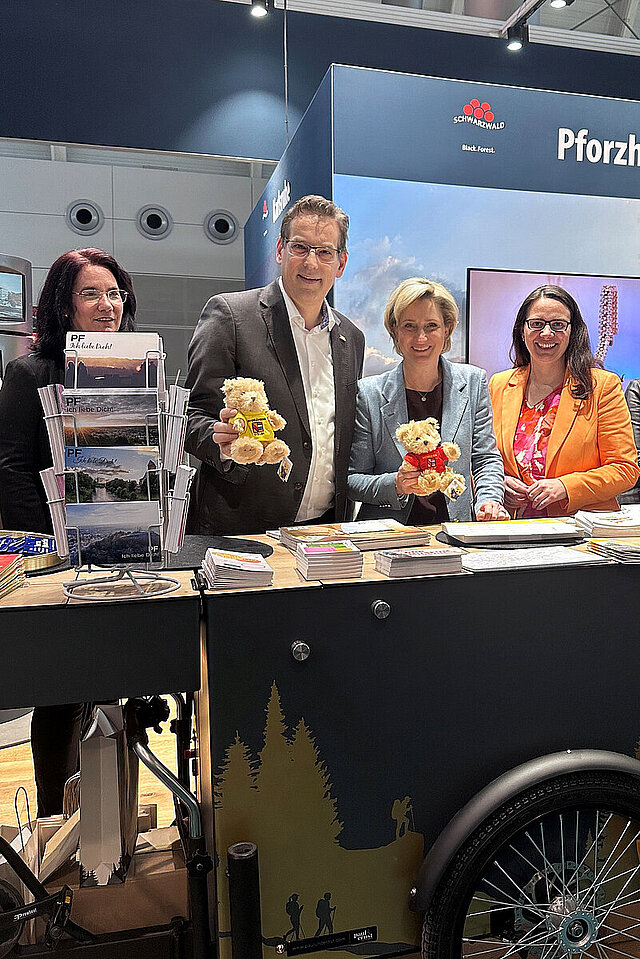Farbfoto: Bettina Reitze-Lotz, Leiterin des WSP-Tourismusmarketings, Prof. Dr. Erik Schweickert, Mitglied des Landtages von Baden-Württemberg, Dr. Nicole Hoffmeister-Kraut, Ministerin für Wirtschaft, Arbeit und Wohnungsbau des Landes Baden-Württemberg und Katrin Schindele, Mitglied des Landtages von Baden-Württemberg, am Pforzheimer Messestand auf der CMT.