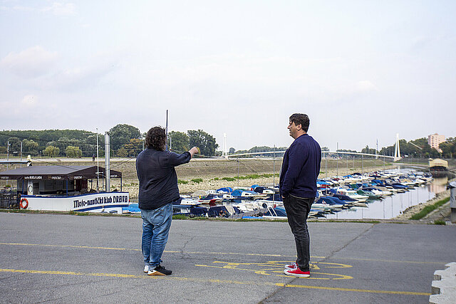 Janusz Czech und Matthias Lüben an der Drau mit Blick auf die Fußgängerbrücke in Osijek ©Janusz Czech 