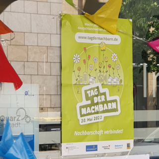 Schaufenster mit Plakat Tag der Nachbarn - copyright:Stadt Pforzheim