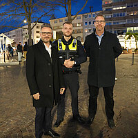 Farbfoto in der Dunkelheit: v.l. Oberbürgermeister Peter Boch, Teamleiter des Kommunalen Ordnungsdienstes Fabian Geier und Leiter des Gemeindlichen Vollzugsdiensts Dennis Kussberg.