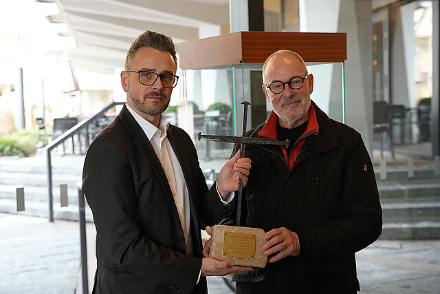 Roland Ganninger übergibt das Nagelkreuz von Coventry an Oberbürgermeister Peter Boch