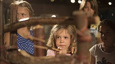 Kinder machen eine Führung im Museum