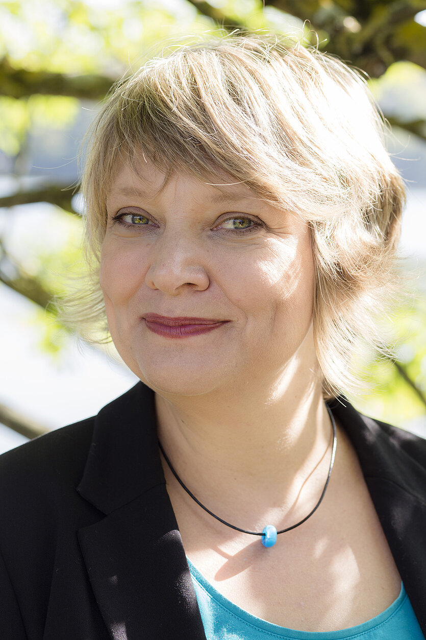 Portraitfoto einer Frau mit blinden kurzen Haaren - copyright: Volker Rebhan - Ersteller: Volker Rebhan