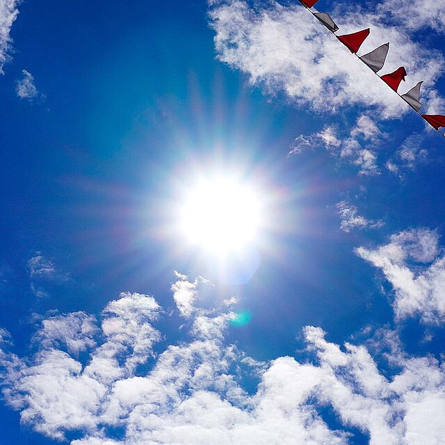 Symbolbild: Blauer Himmel mit strahlender Sonne - copyright:STKPF