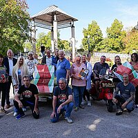 Gruppenbild: Erster Bürgermeister Dirk Büscher und Kulturamtsleiterin Angelika Drescher (li.) stellen gemeinsam mit den Akteurinnen und Akteuren des Brötzinger Samstags das vielfältige Programm des Kultur-Stadtfests vor