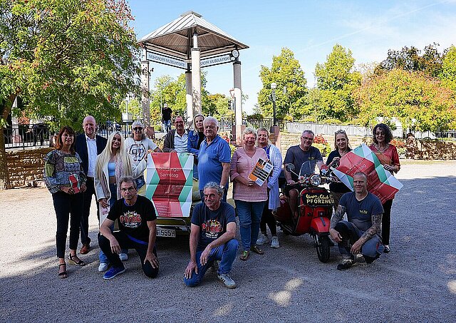 Gruppenbild: Erster Bürgermeister Dirk Büscher und Kulturamtsleiterin Angelika Drescher (li.) stellen gemeinsam mit den Akteurinnen und Akteuren des Brötzinger Samstags das vielfältige Programm des Kultur-Stadtfests vor