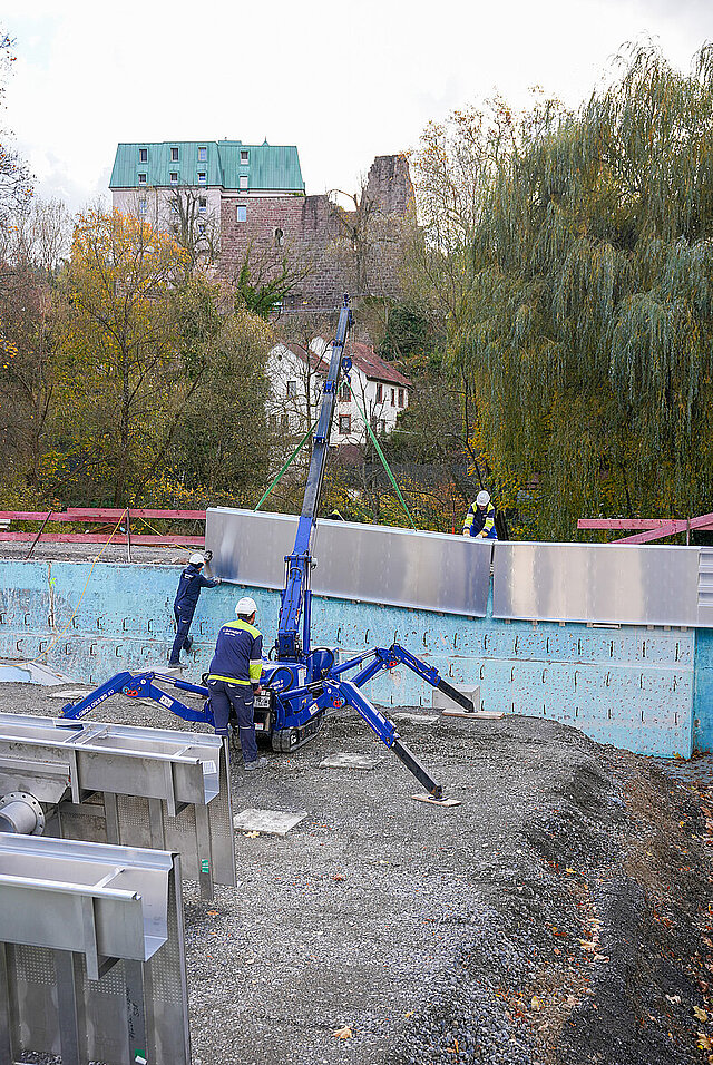 Das große Schwimmbecken wird mit einer Edelstahlwanne ausgekleidet.