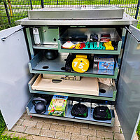 Sportbox mit Sportgeräten, wie Hanteln und Seile