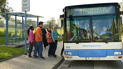 Schüler steigen in einen Bus