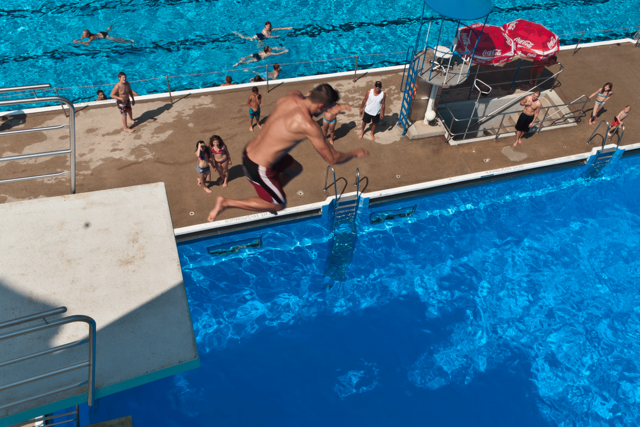 Foto: Mann spring von 10-Meter-Turm
