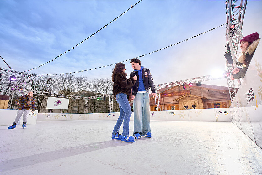 Pärchen auf dem WSP-Kufenland der Pforzheimer Winterwelt - Ersteller: Markus Born Fotodesign