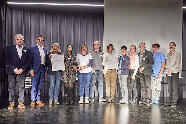 Vergabe der Familienfreundlichkeitspreise 2024 der Stadt Pforzheim im Bürgerhaus Buckenberg-Haidach. In der Kategorie Organisationen teieln sich die Ludothek und die Sterneninsel den Preis. In der Kategorie Einzelpersonen wird das Ehepaar Brigitte und Ka - copyright:Tilo Keller