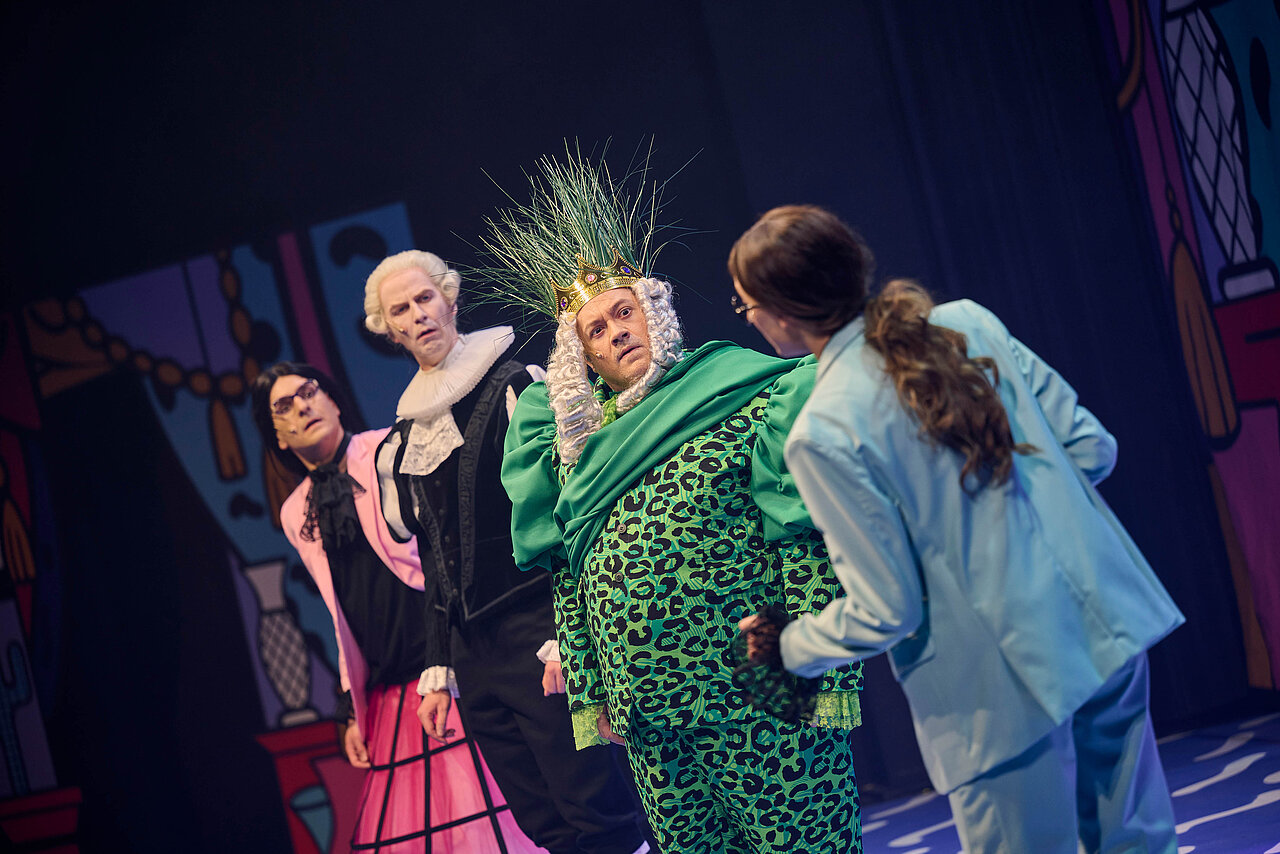 Szene aus des "Kaisers neue Kleider" - copyright: Theater Pforzheim - Ersteller: MARTIN SIGMUND