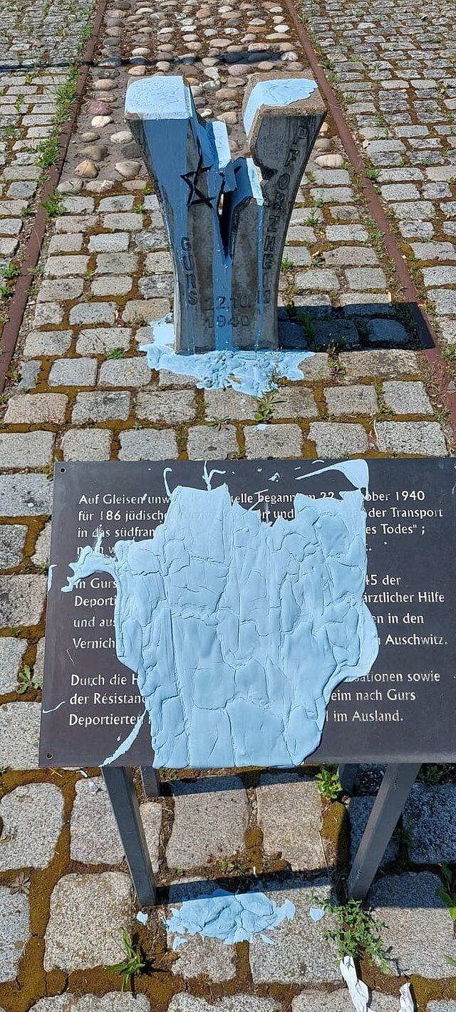 Farbfoto vom Denkmal mit weißer Farbe 