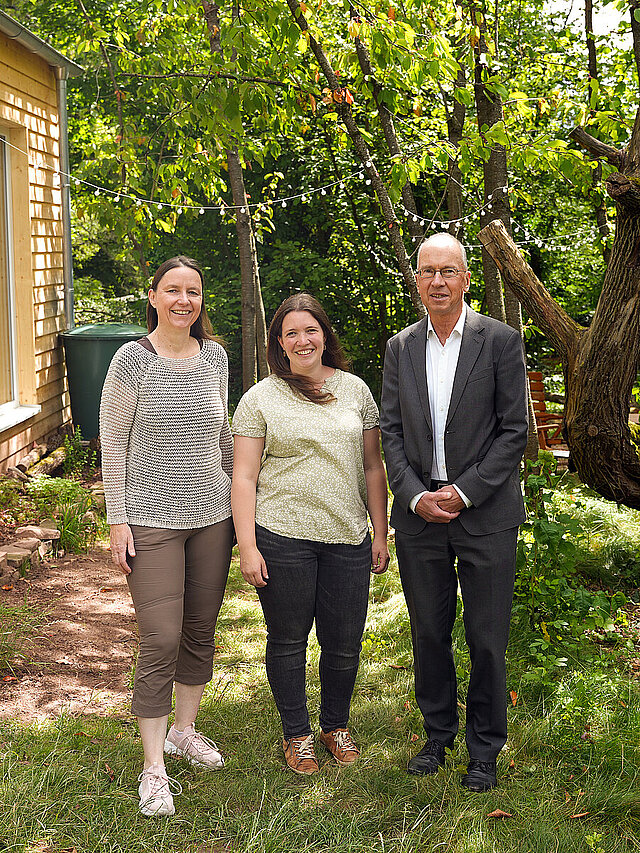 Cornelia Wolff, Karlotta Nübold und Bürgermeister Frank Fillbrunn im Naturkindergarten